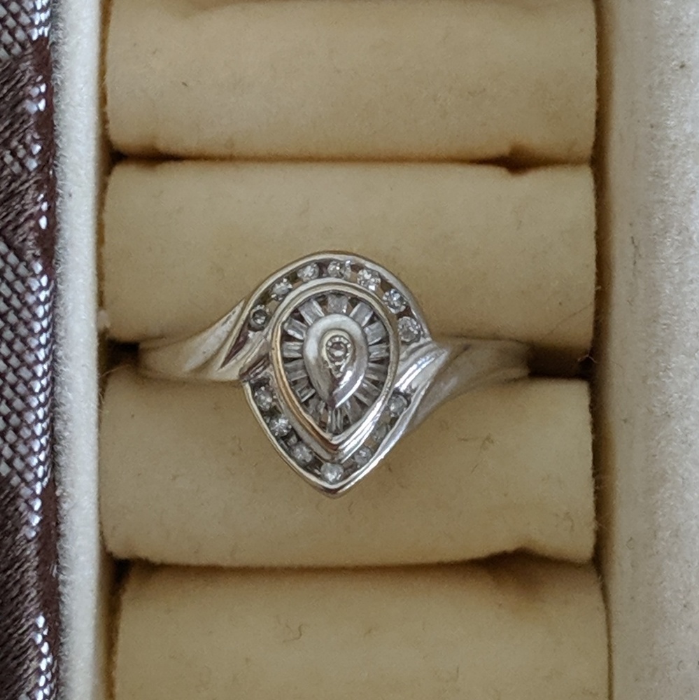 14k white gold and diamond ring
